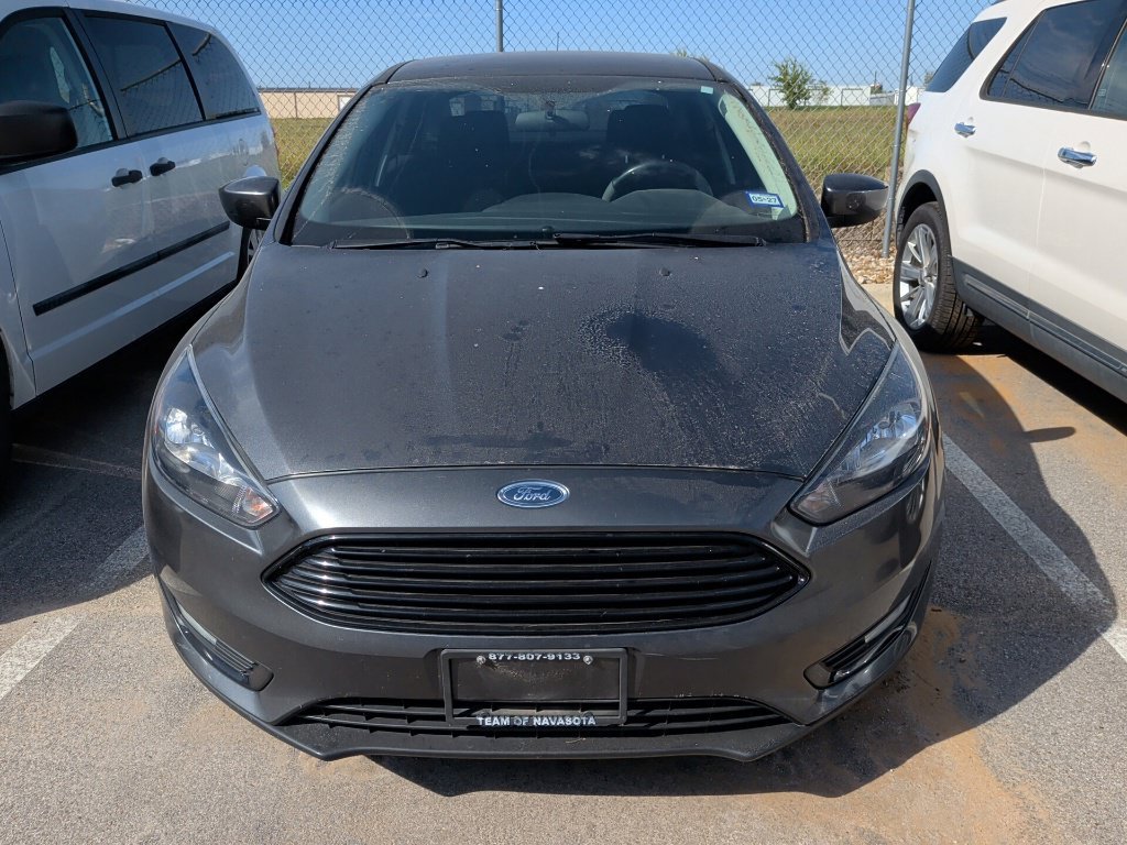 Used 2018 Ford Focus SE w/ SE Appearance Package FWD image 2