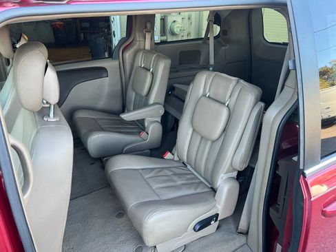 Used 2016 Chrysler Town & Country Touring FWD image 13