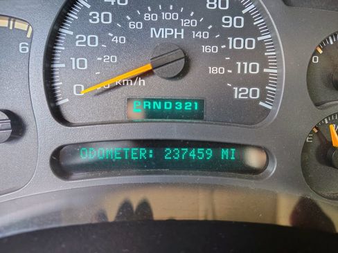 Used 2004 Chevrolet Silverado 2500 LT w/ Skid Plate Package AWD/4WD image 11