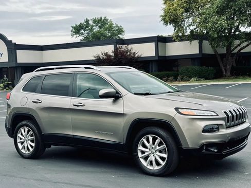 Used 2017 Jeep Cherokee Limited w/ Trailer Tow Group AWD/4WD image 12