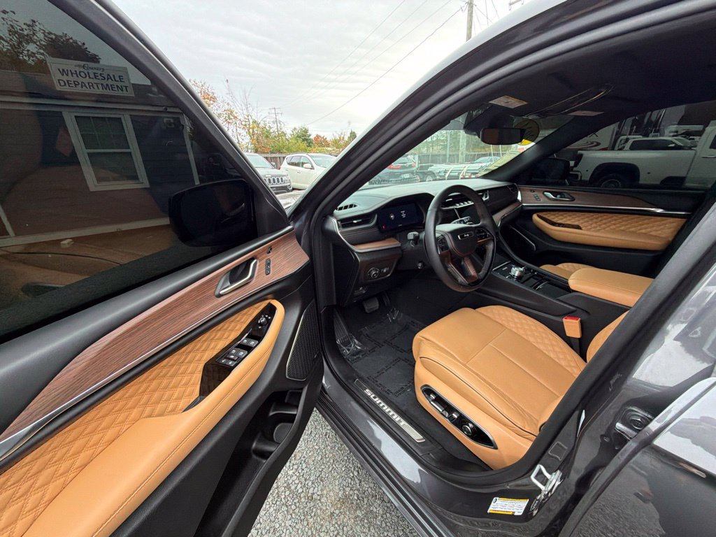 Used 2024 Jeep Grand Cherokee Summit w/ High Altitude Package AWD/4WD image 12