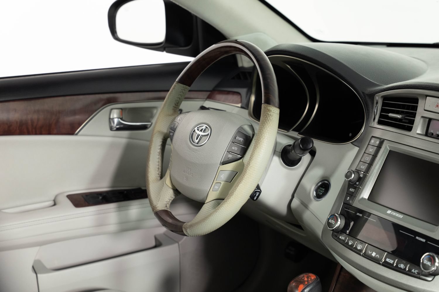 Used 2011 Toyota Avalon Limited FWD image 24