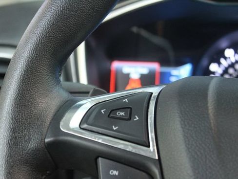 Used 2018 Ford Fusion SE w/ Fusion SE Technology Package FWD image 16