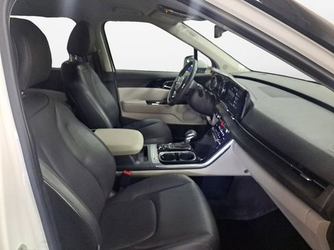 Used 2023 Kia Carnival EX image 15