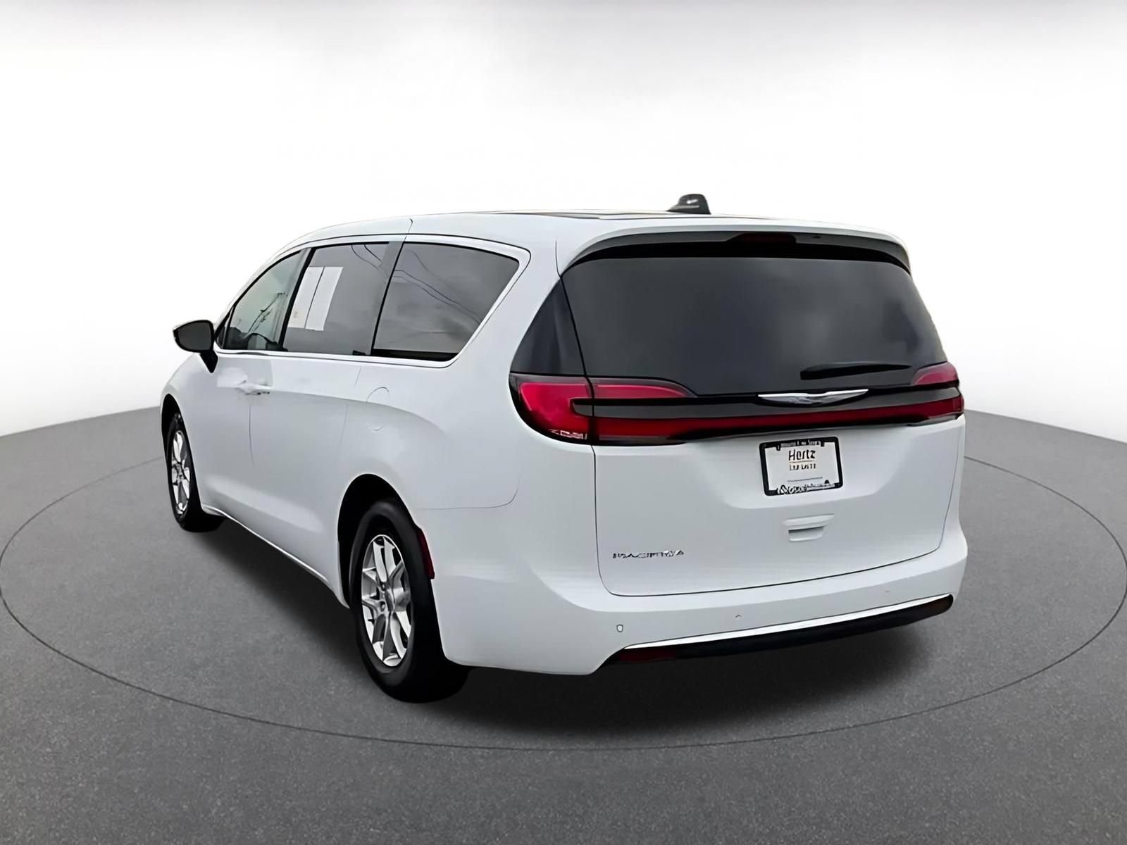 Used 2025 Chrysler Pacifica Select FWD image 10