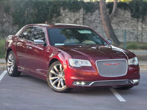 Used 2018 Chrysler 300 Touring w/ Chrome Appearance Package RWD image 2