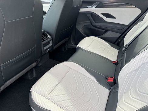 Used 2025 Volkswagen Tiguan SE image 11