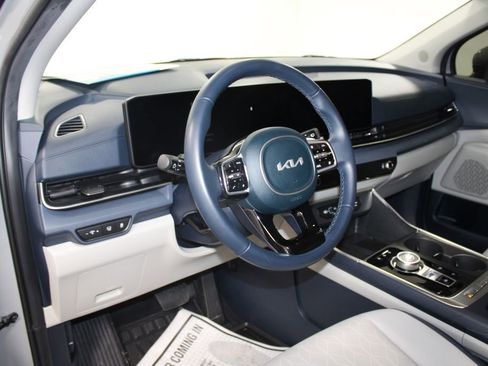 Used 2025 Kia Carnival EX image 21