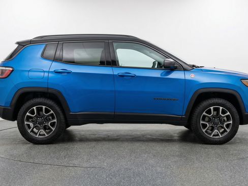 Used 2025 Jeep Compass Trailhawk AWD/4WD image 11