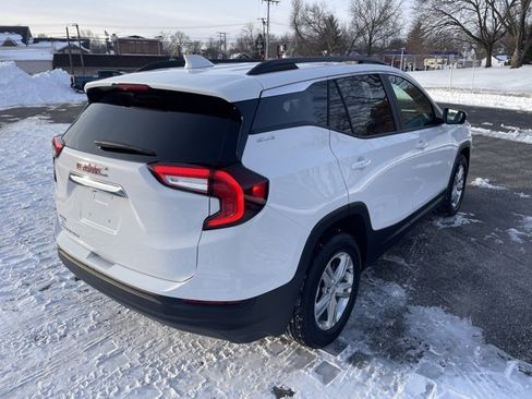 Used 2024 GMC Terrain SLE w/ Driver Convenience Package image 5