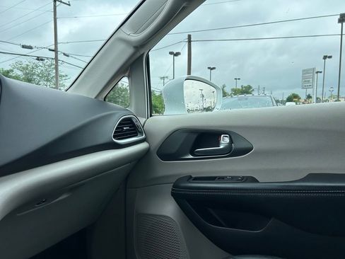Used 2022 Chrysler Pacifica Touring-L FWD image 24