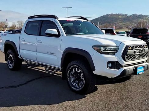 Used 2019 Toyota Tacoma TRD Off-Road w/ Technology Package AWD/4WD image 2