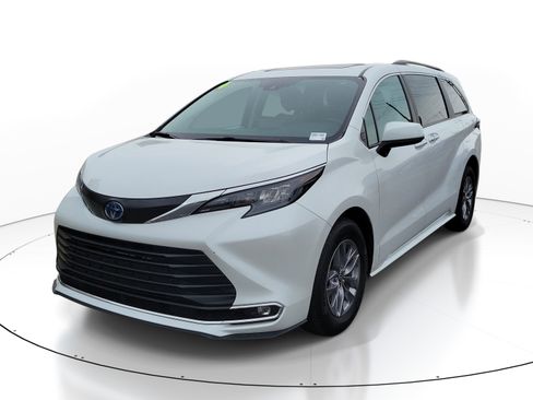 Used 2024 Toyota Sienna XLE FWD image 3