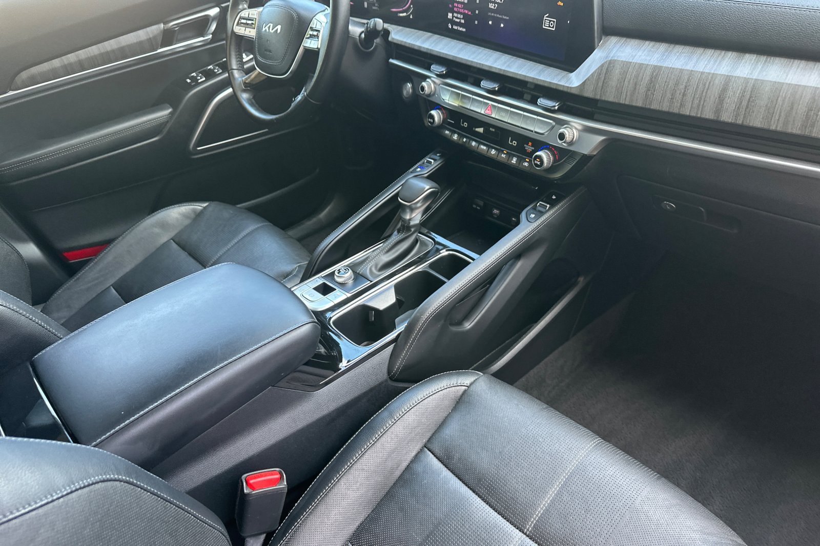 Used 2024 Kia Telluride EX w/ EX Captain's Chair Package FWD image 17