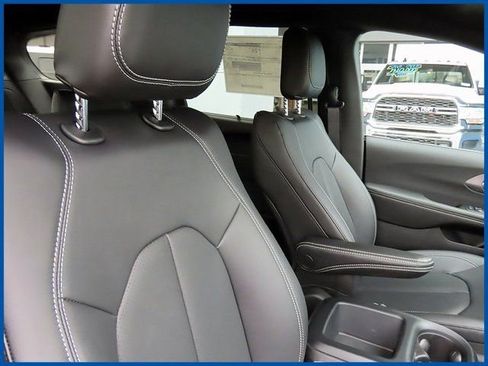 New 2026 Chrysler Pacifica Select image 9