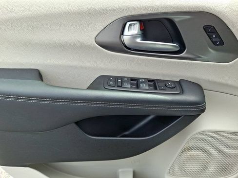Certified 2023 Chrysler Pacifica Touring-L FWD image 17