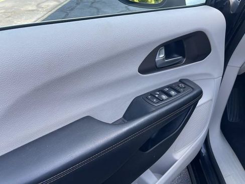 Used 2017 Chrysler Pacifica LX FWD image 10