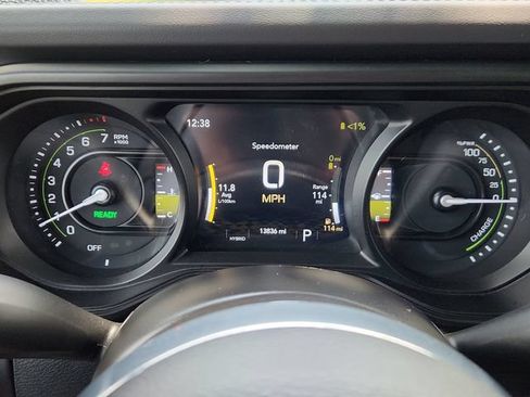 Used 2025 Jeep Wrangler Unlimited Sahara AWD/4WD image 39