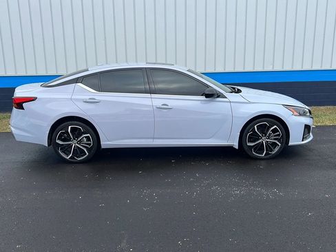 Used 2024 Nissan Altima 2.5 SR w/ SR Premium Package AWD/4WD image 4