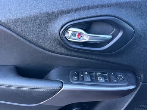 Used 2020 Jeep Cherokee Latitude Plus image 14