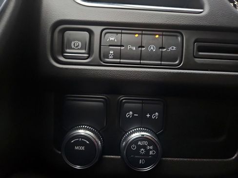 Used 2021 GMC Yukon XL SLE w/ Gmc Pro Safety Plus Package image 25