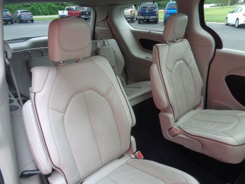 Used 2019 Chrysler Pacifica Limited image 16