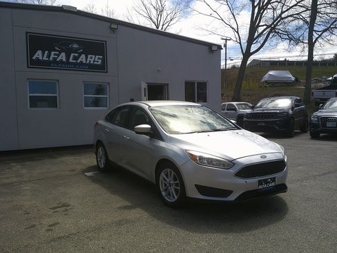 Used 2018 Ford Focus SE FWD image 3