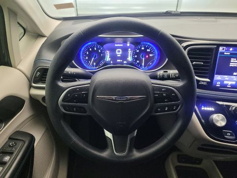Used 2021 Chrysler Pacifica Touring FWD image 22