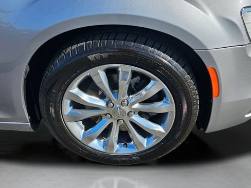 Used 2016 Chrysler 300 C image 28