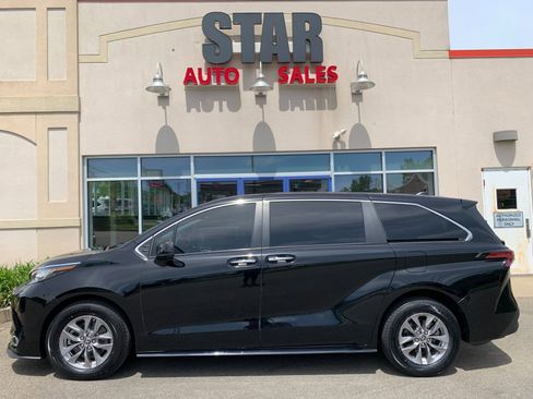 Used 2022 Toyota Sienna XLE AWD/4WD image 4