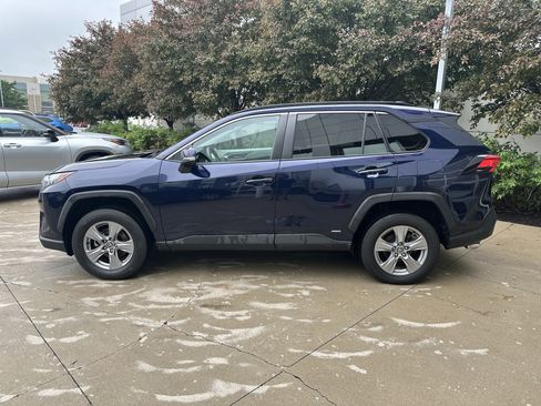 Used 2022 Toyota RAV4 XLE AWD/4WD image 9