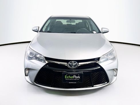 Used 2017 Toyota Camry SE image 2