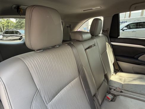 Used 2017 Toyota Highlander Plus FWD image 28