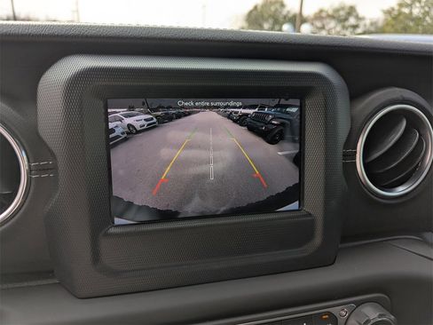 Used 2018 Jeep Wrangler Unlimited Sahara image 26