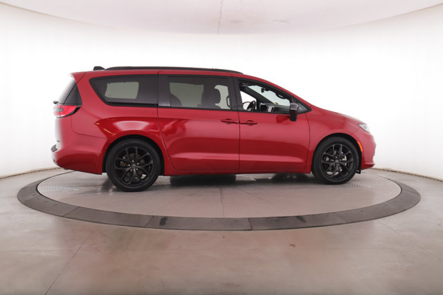 Used 2025 Chrysler Pacifica Limited FWD image 6