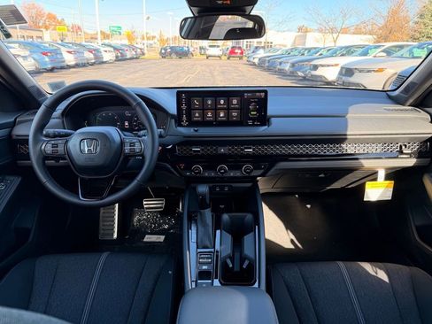 Used 2025 Honda Accord Sport image 4