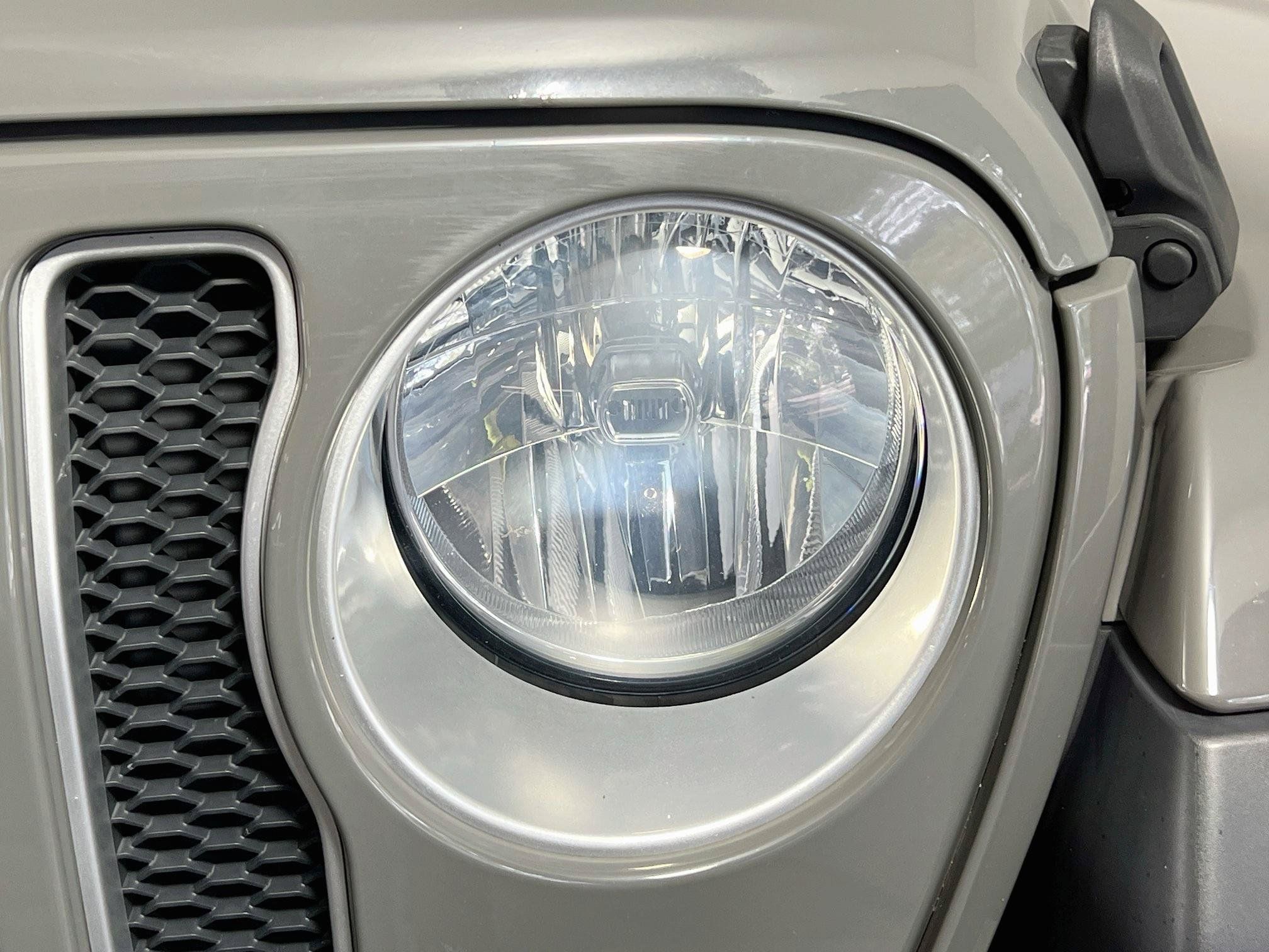 Used 2018 Jeep Wrangler Unlimited Sahara AWD/4WD image 12