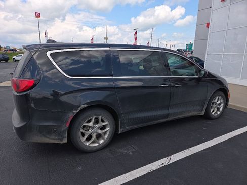 Used 2019 Chrysler Pacifica Touring Plus w/ Tire & Wheel Group FWD image 7