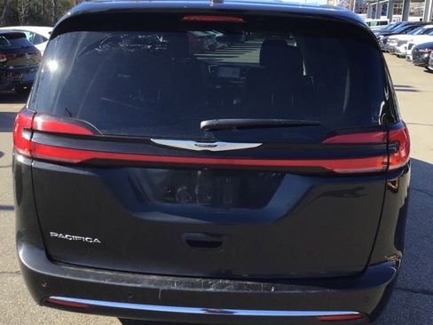 Used 2023 Chrysler Pacifica Touring-L image 4