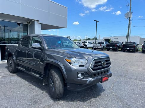 Used 2023 Toyota Tacoma SR5 w/ Technology Package AWD/4WD image 2