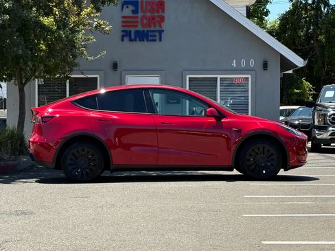 Used 2023 Tesla Model Y AWD image 4