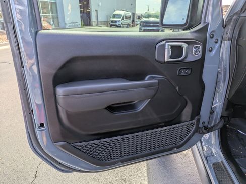 Used 2025 Jeep Wrangler Sport AWD/4WD image 12