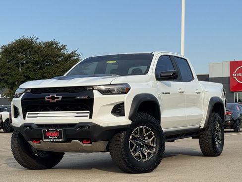 Used 2025 Chevrolet Colorado ZR2 w/ Technology Package AWD/4WD image 2