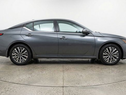 Used 2025 Nissan Altima 2.5 SV image 11