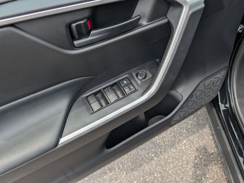 Used 2022 Toyota RAV4 LE AWD/4WD image 19