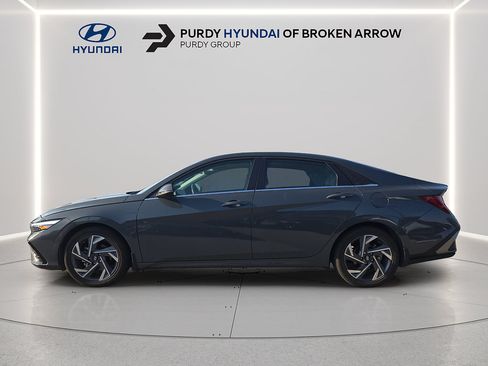 Certified 2025 Hyundai Elantra Limited FWD image 8