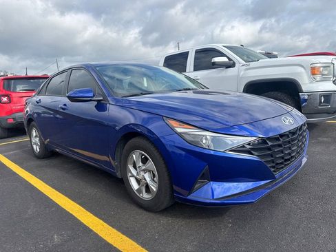 Used 2022 Hyundai Elantra SE FWD image 3