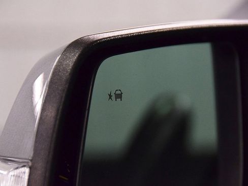 Used 2023 Chevrolet Traverse LT image 13