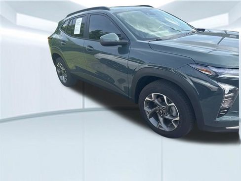 Used 2025 Chevrolet Trax LT w/ LT Convenience Package FWD image 7