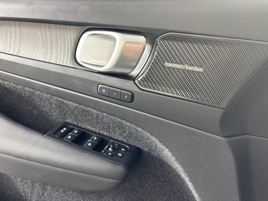 Certified 2024 Volvo XC40 B5 Ultimate w/ Climate Package AWD/4WD image 16